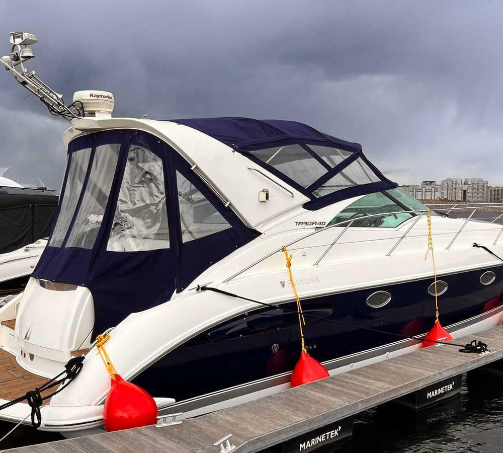 Яхта Fairline Targa 40 длиной 12,7 м ошватована на буях диаметром 45 см